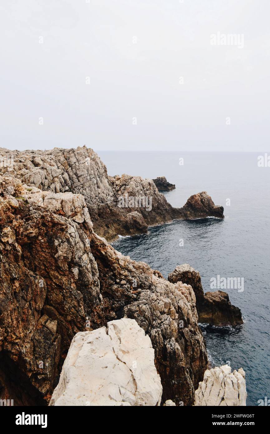 Scogliere situate a Minorca in Spagna il 5 agosto 2021 Foto Stock