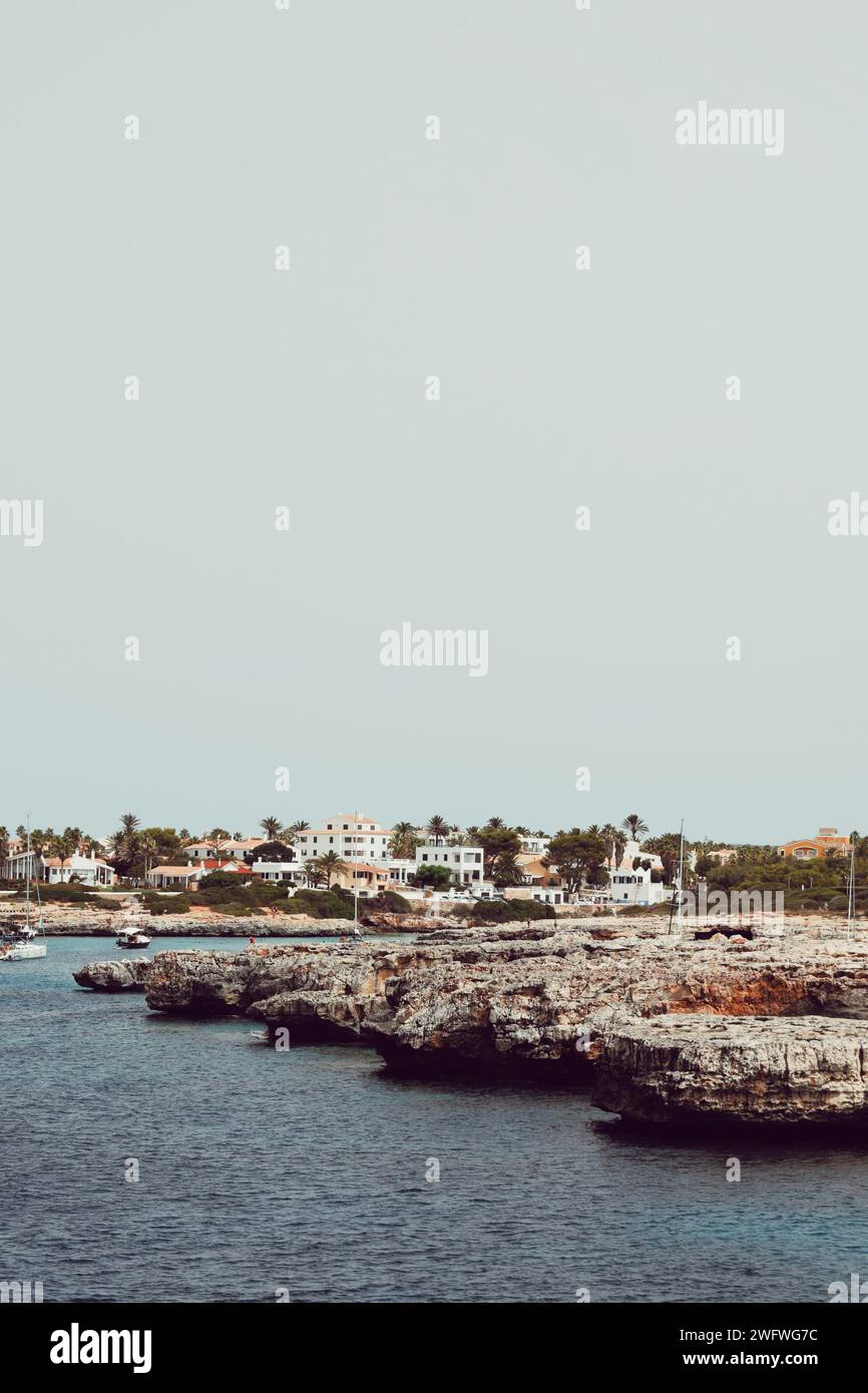 Le scogliere di Cala Blanca a Minorca in Spagna il 6 agosto 2021 Foto Stock