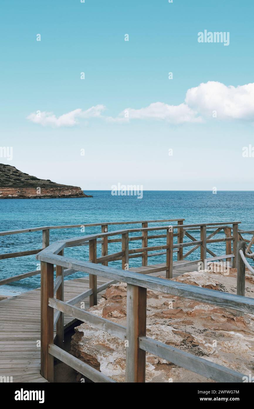 Molo di legno su una spiaggia di Ibiza in Spagna il 14 febbraio 2023 Foto Stock
