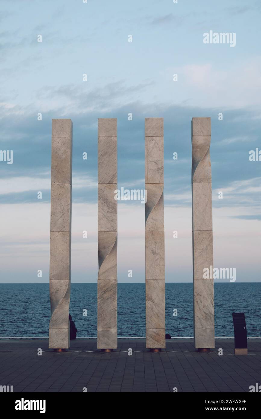 Colonne vicino al mare a Barcellona, in Spagna, il 26 maggio 2022 Foto Stock