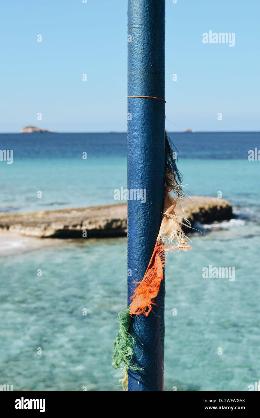 Post blu con dettagli colorati su una spiaggia di Ibiza in Spagna il 14 febbraio 2023 Foto Stock