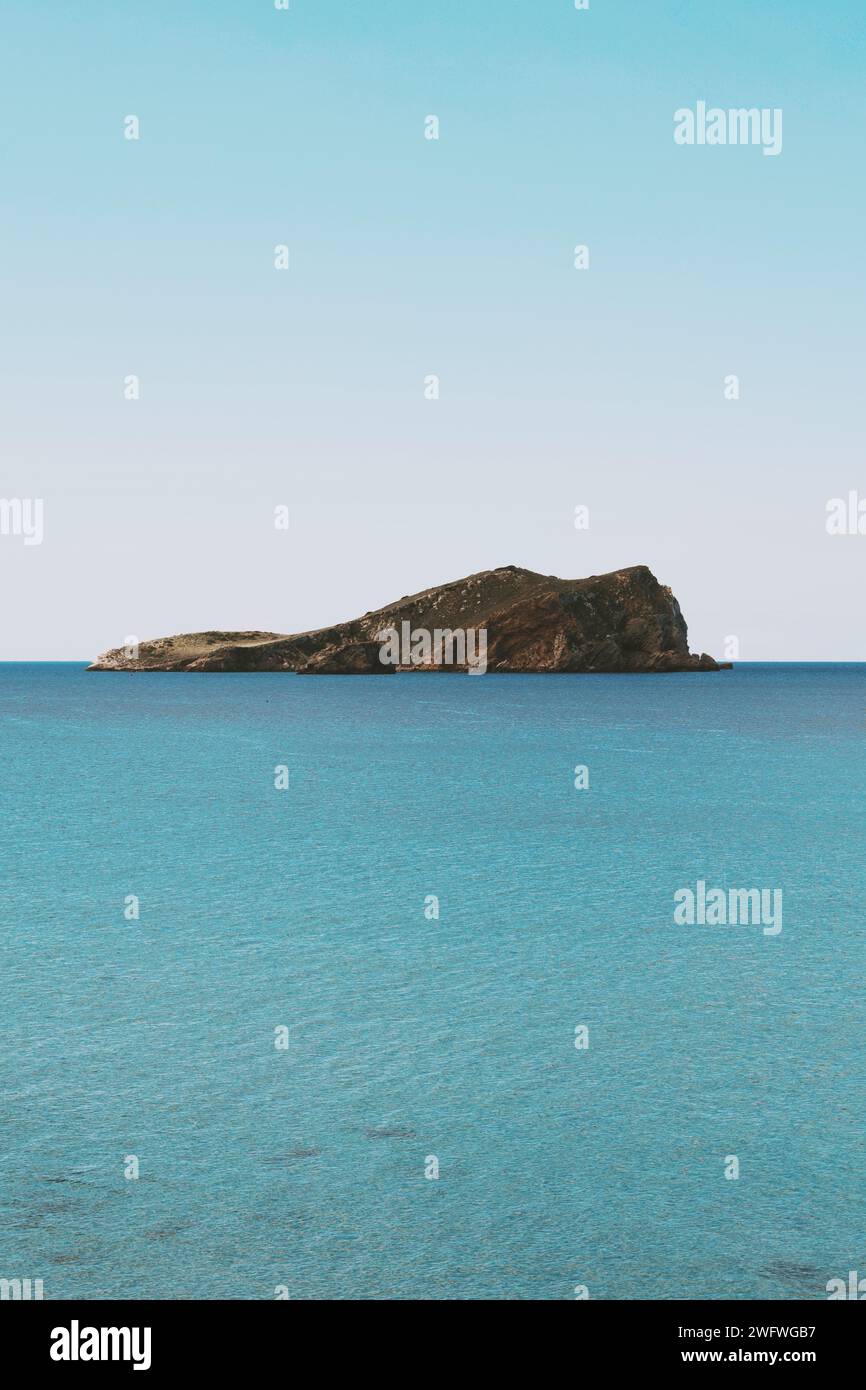 Piccola isola situata a Ibiza in Spagna il 14 febbraio 2023 Foto Stock