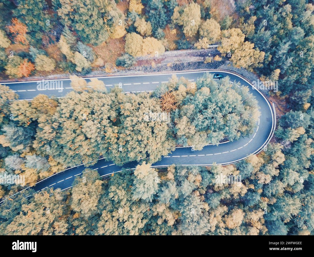 Curva di una strada presa dall'aria ad Andorra il 30 settembre 2017 Foto Stock