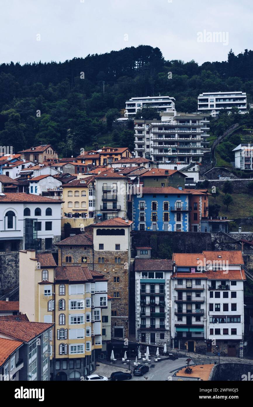 Vista panoramica della città di Mutriku nei Paesi Baschi in Spagna il 22 giugno 2021 Foto Stock