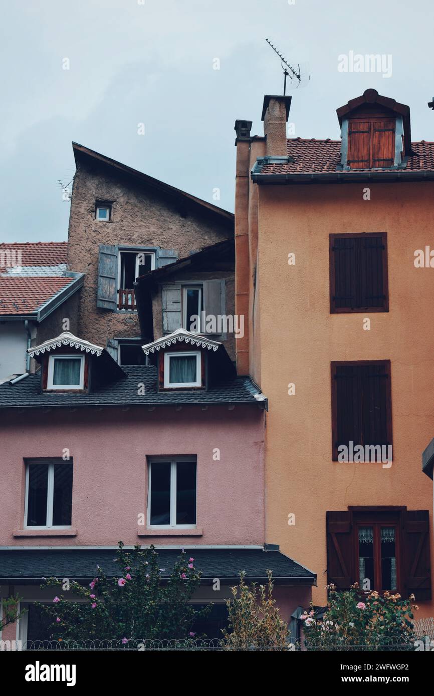 Case nella città di Aix les Thermes in Francia il 4 settembre 2019 Foto Stock