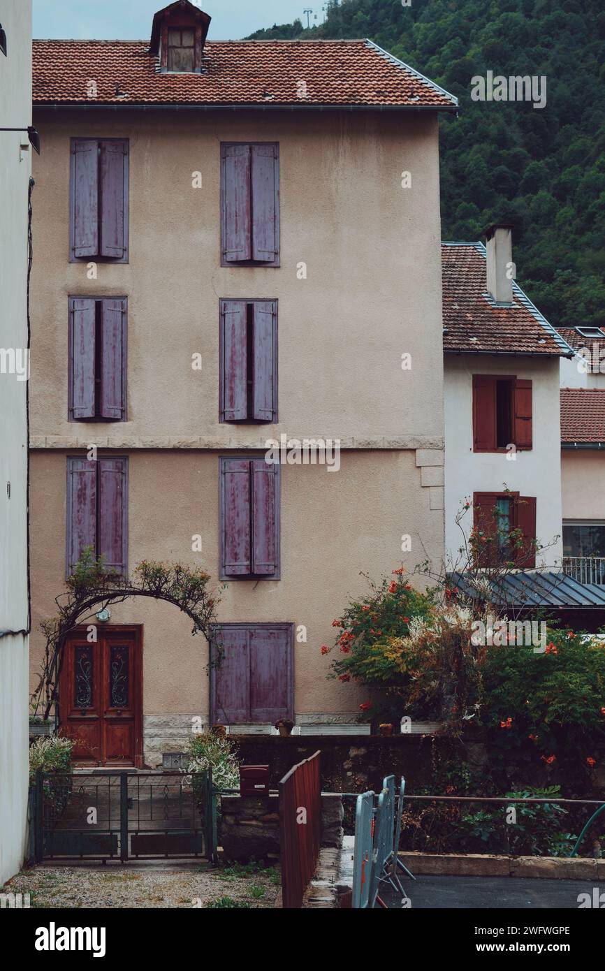 Case nella città di Aix les Thermes in Francia il 4 settembre 2019 Foto Stock