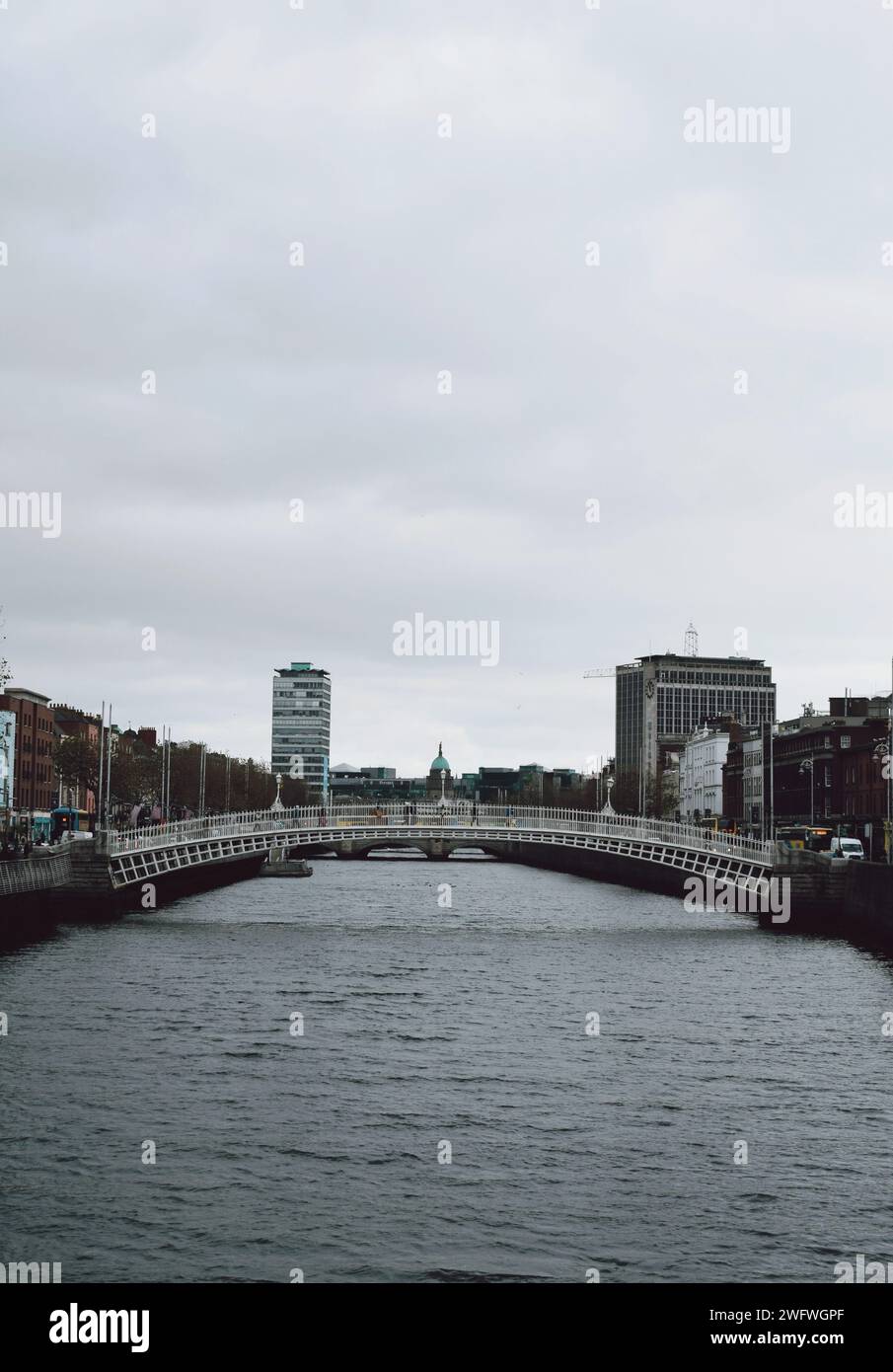 Ponte Ha'penny nel centro di Dublino, in Irlanda, il 20 novembre 2018 Foto Stock