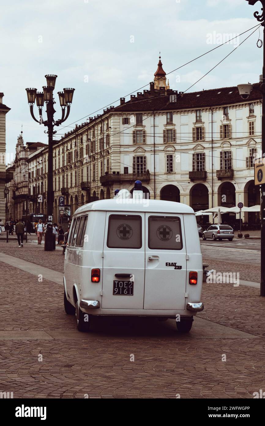 Vecchia ambulanza nel centro di Torino in Italia il 7 maggio 2022 Foto Stock
