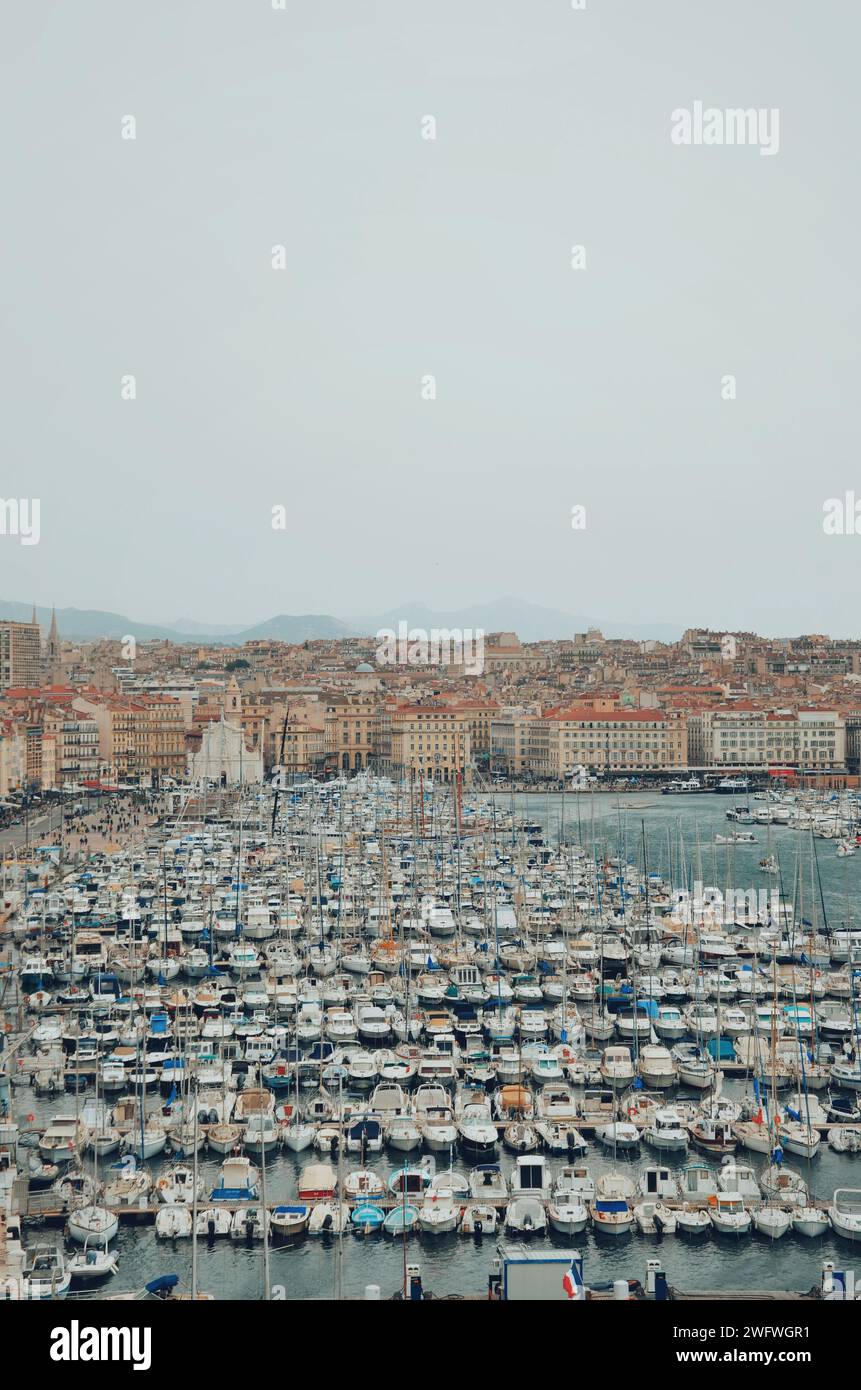 Vista panoramica del vecchio porto di Marsiglia in Francia il 20 aprile 2019 Foto Stock