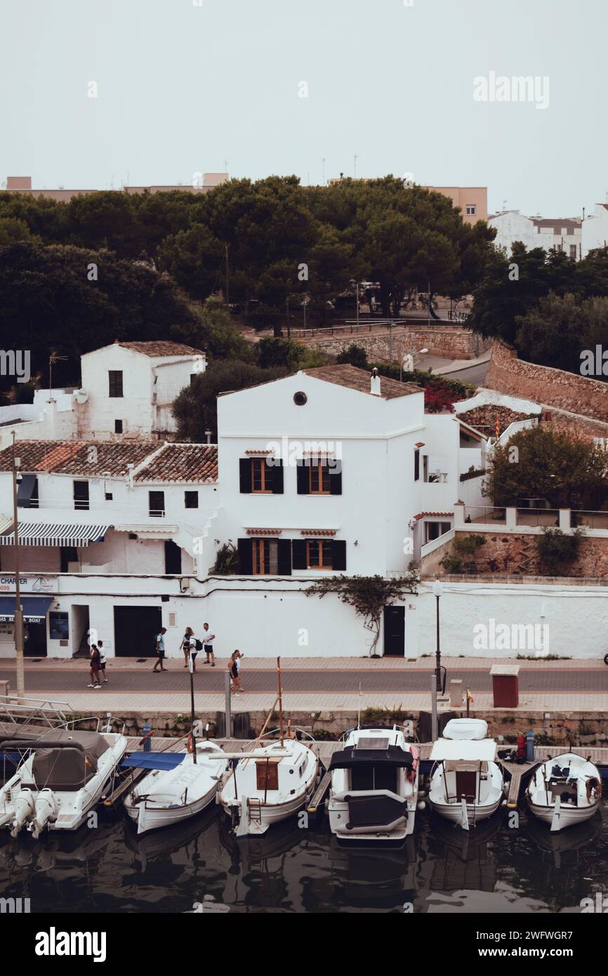 Piccolo porto della città di Ciutadella a Minorca in Spagna l'8 agosto 2021 Foto Stock