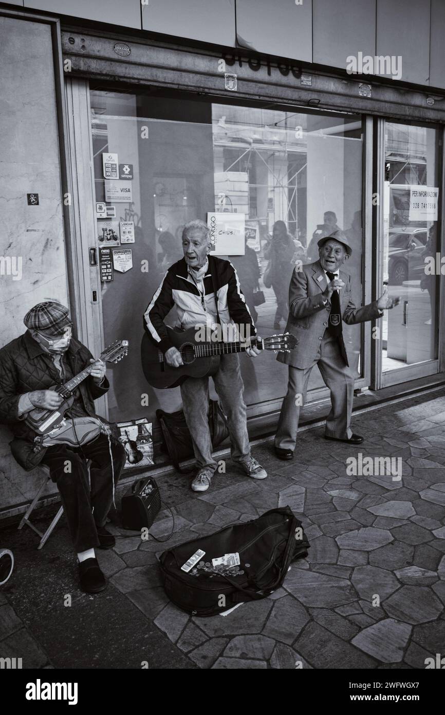Tre uomini più anziani suonano musica nel centro di Torino in Italia l'8 maggio 2022 Foto Stock