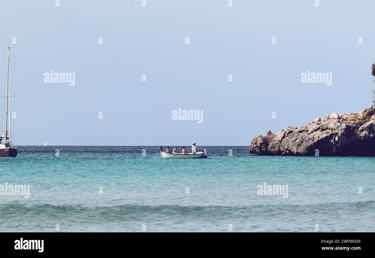 Piccola nave in una baia ir Menorca in Spagna il 5 agosto 2021 Foto Stock