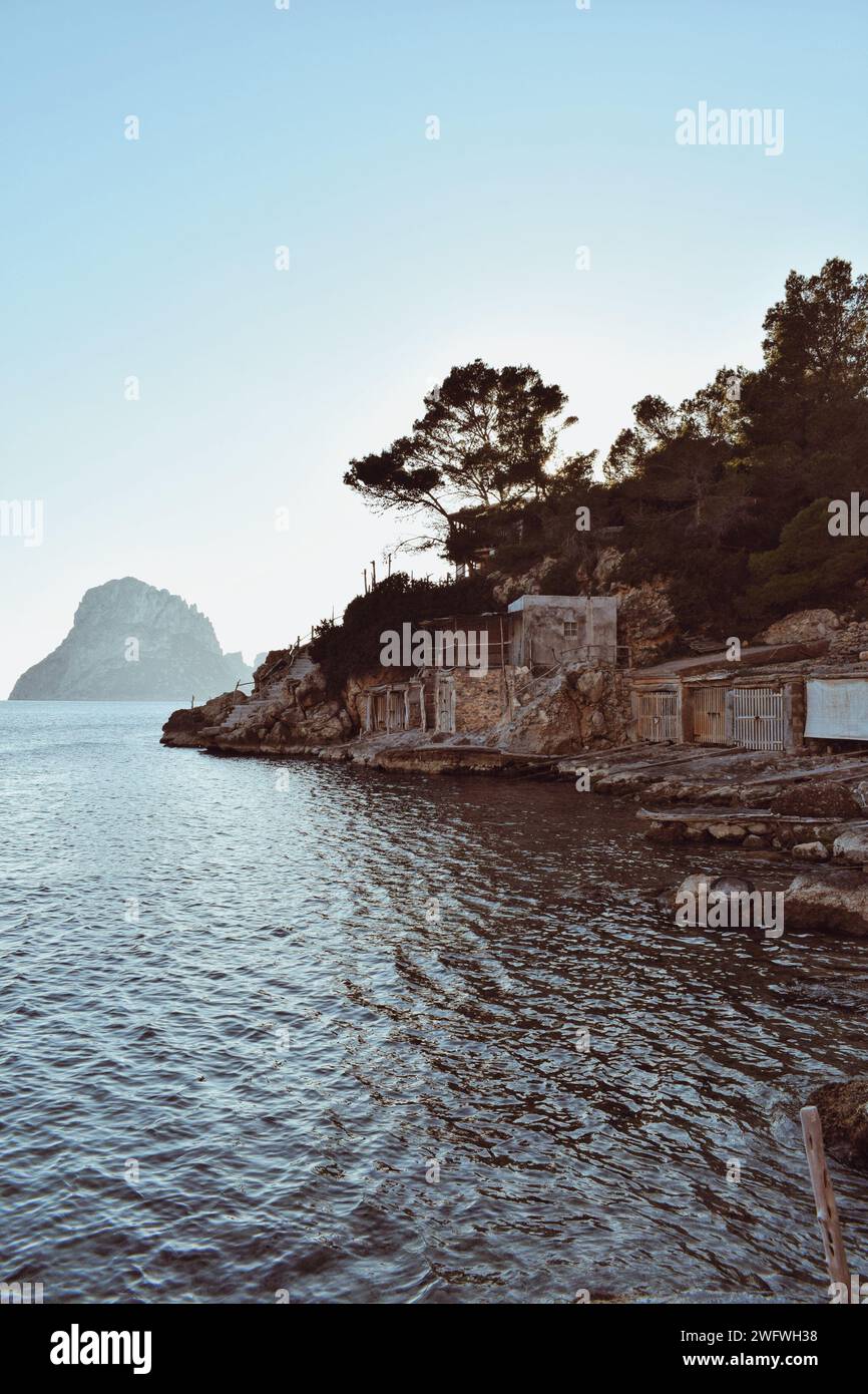 Tramonto a Cala d'Hort a Ibiza in Spagna il 15 febbraio 2021 Foto Stock