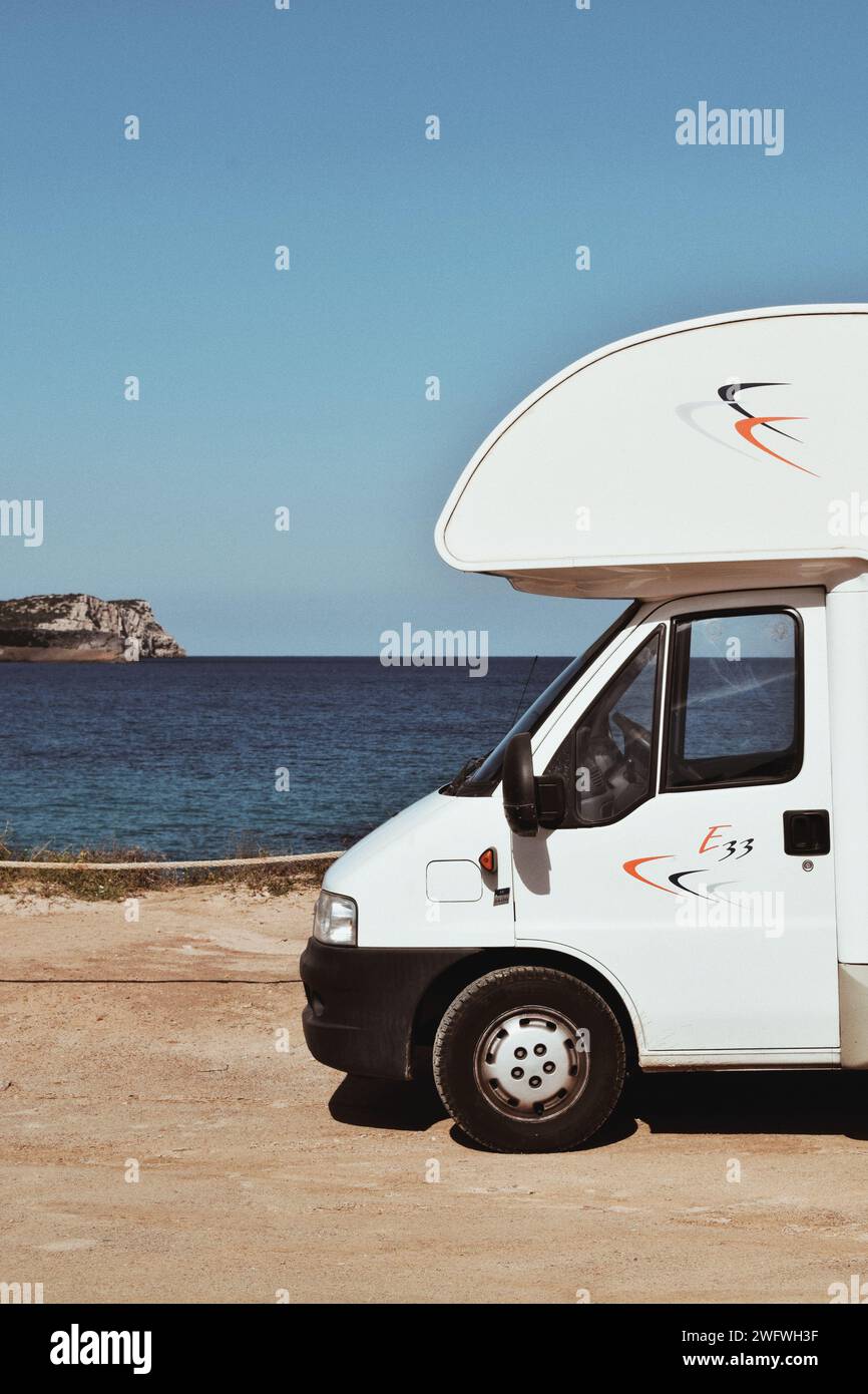 camper con vista sul mare a Ibiza in Spagna il 14 febbraio 2023 Foto Stock