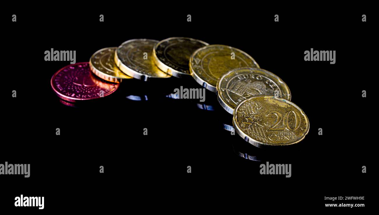 Primo piano delle monete dell'Unione europea con monete affilate da 20 centesimi di euro in primo piano Foto Stock