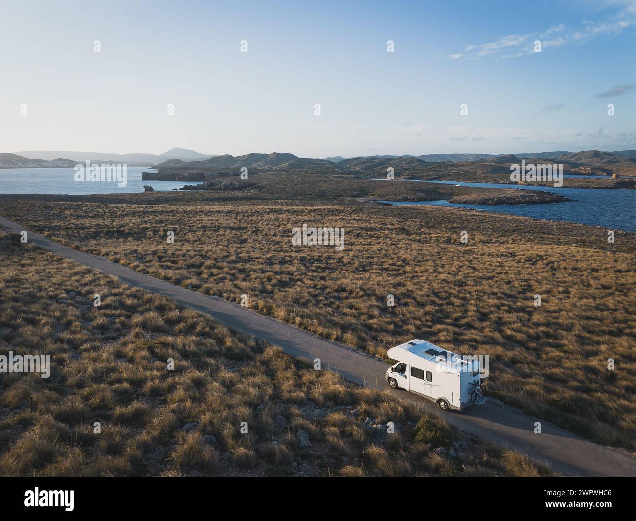 Ritorno in auto durante un viaggio in aereo in mare. Strada per il faro di Cavalleria a Minorca Foto Stock