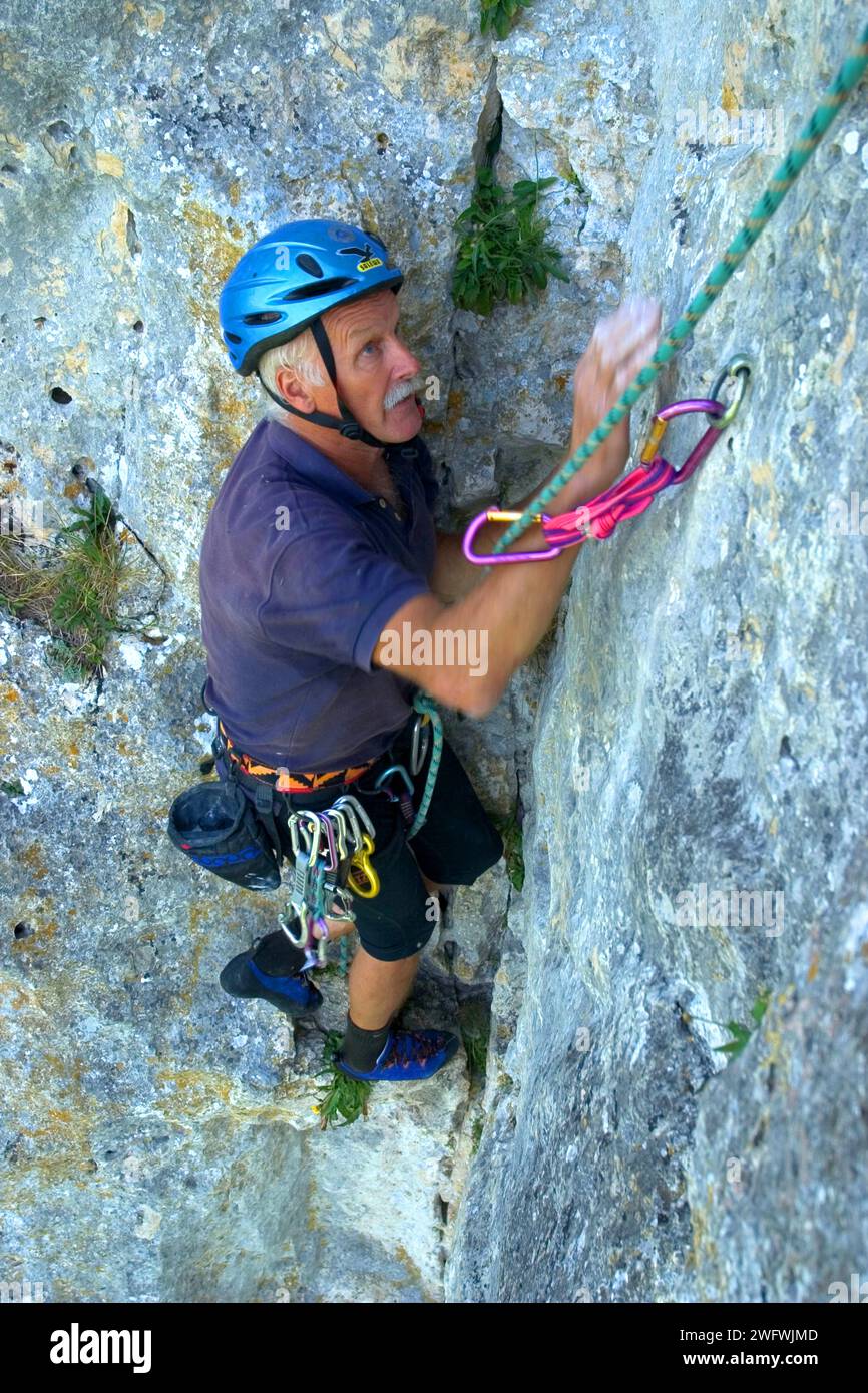 Un alpinista che ha congelato tutti i piedi durante la prima salita invernale della parete nord dell'Eiger si arrampica qui su una roccia nella valle del Danubio Foto Stock