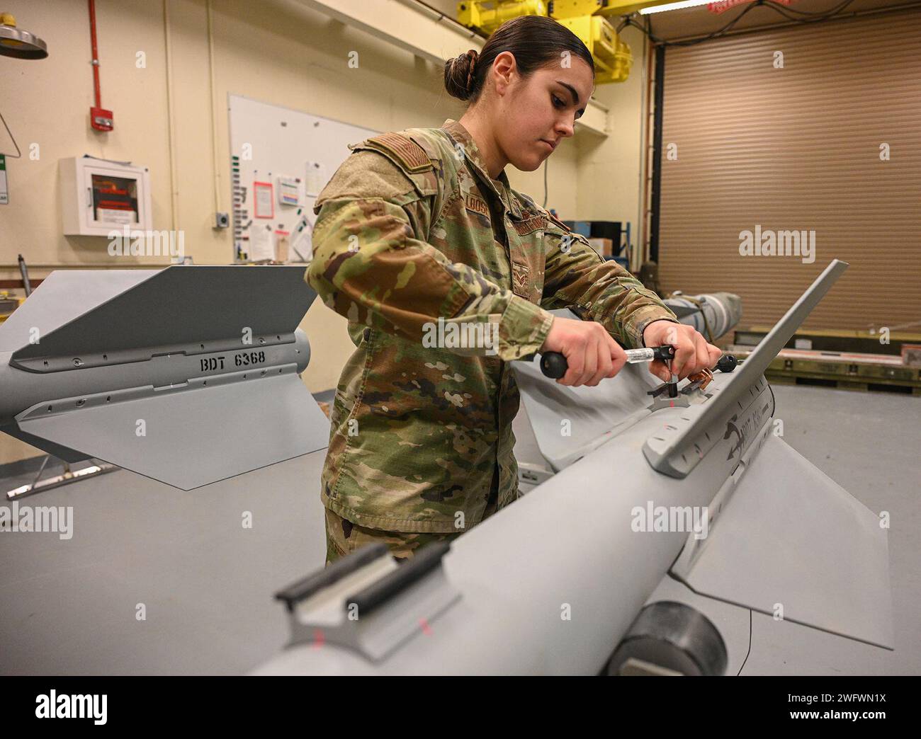 Senior Airman Hannah Loose, uno specialista di sistemi di munizioni con il 127th Maintenance Squadron, esegue la manutenzione su una munizione pratica AIM-9 Sidewinder il 3 gennaio 2024 presso Selfridge Air National Guard base, Michigan. Gli aviatori di munizioni sono un collegamento vitale per la sicurezza e l'efficienza nell'assemblaggio, nello stoccaggio e nella movimentazione delle munizioni per l'addestramento e per le missioni operative. Foto Stock