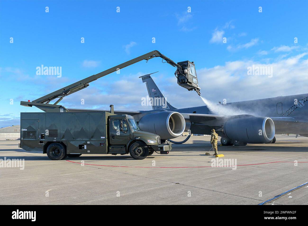 Gli avieri del 191st Aircraft Maintenance Squadron, Michigan Air National Guard, rimuovono il ghiaccio dalla superficie di uno Stratotanker KC-135 il 4 gennaio 2024, presso la Selfridge Air National Guard base, Michigan. Foto Stock