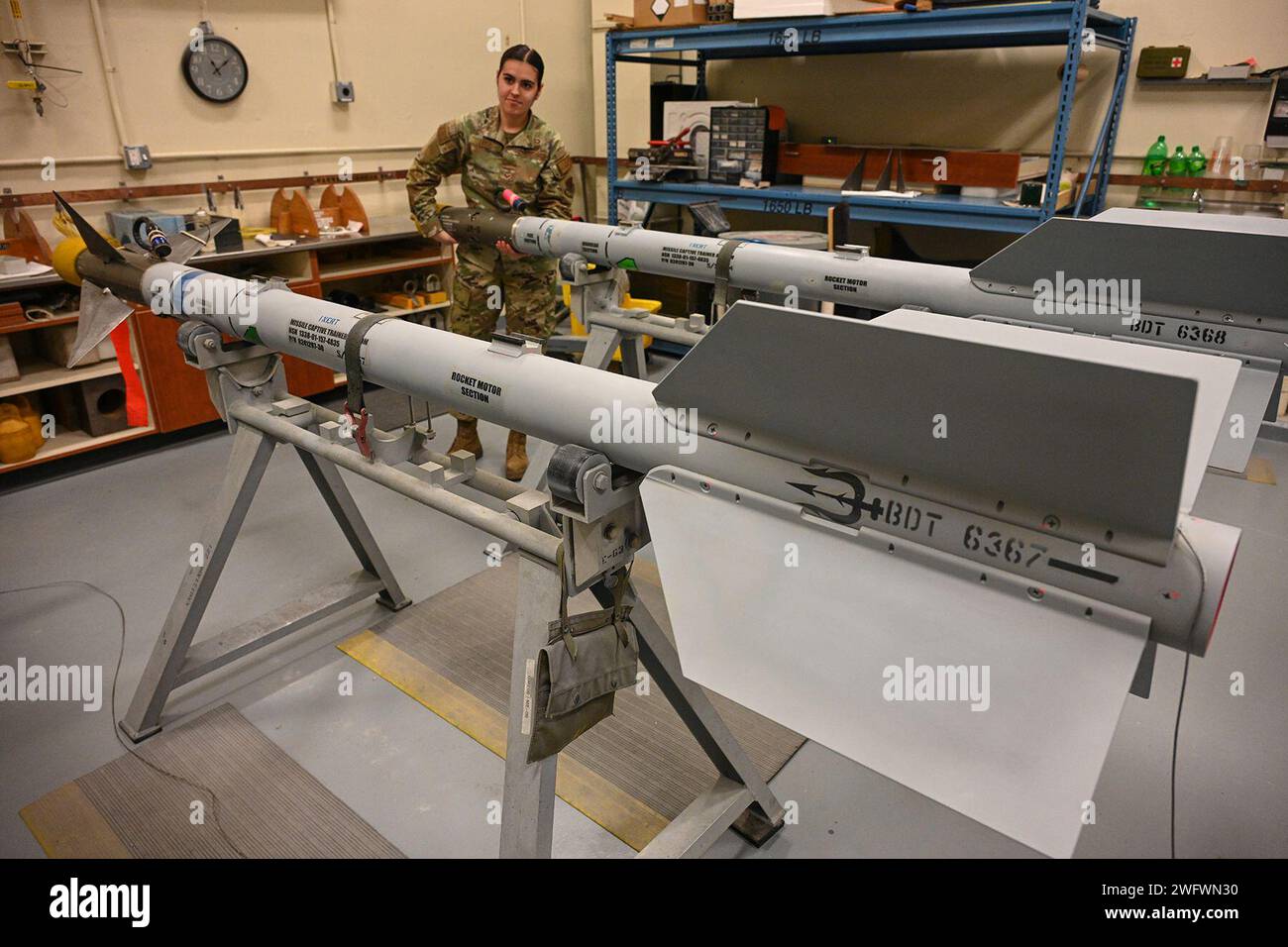 Senior Airman Hannah Loose, uno specialista di sistemi di munizioni con il 127th Maintenance Squadron, esegue la manutenzione su una munizione pratica AIM-9 Sidewinder il 3 gennaio 2024 presso Selfridge Air National Guard base, Michigan. Gli aviatori di munizioni sono un collegamento vitale per la sicurezza e l'efficienza nell'assemblaggio, nello stoccaggio e nella movimentazione delle munizioni per l'addestramento e per le missioni operative. Foto Stock