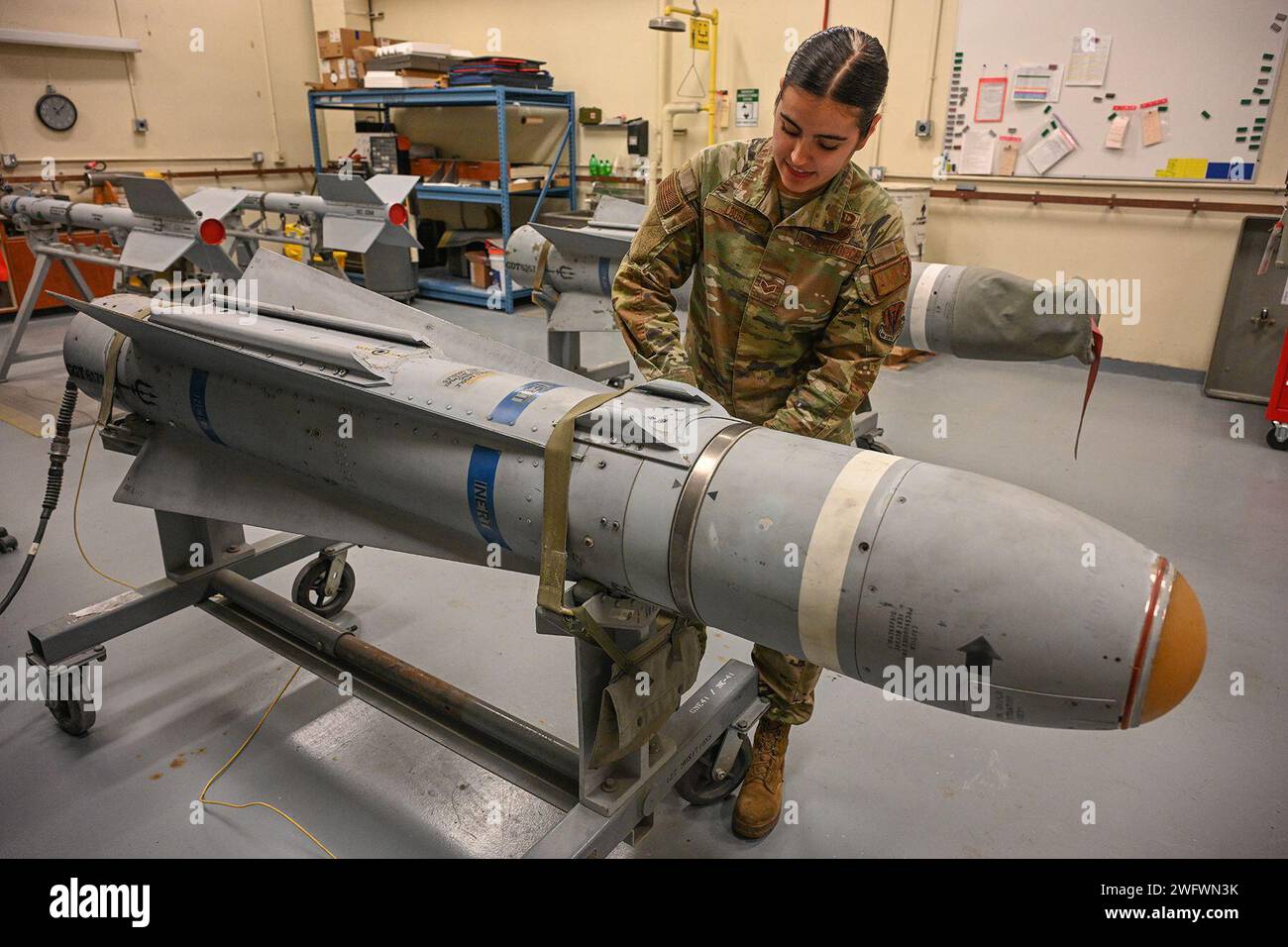 Senior Airman Hannah Loose, uno specialista di sistemi di munizioni con il 127th Maintenance Squadron/Munitions Flight, esegue la manutenzione su una AGM-65 Maverick Practice munition 3 gennaio 2024 a Selfridge Air National Guard base, Michigan. Gli aviatori di munizioni sono un collegamento vitale per la sicurezza e l'efficienza nell'assemblaggio, nello stoccaggio e nella movimentazione delle munizioni per l'addestramento e per le missioni operative. Foto Stock