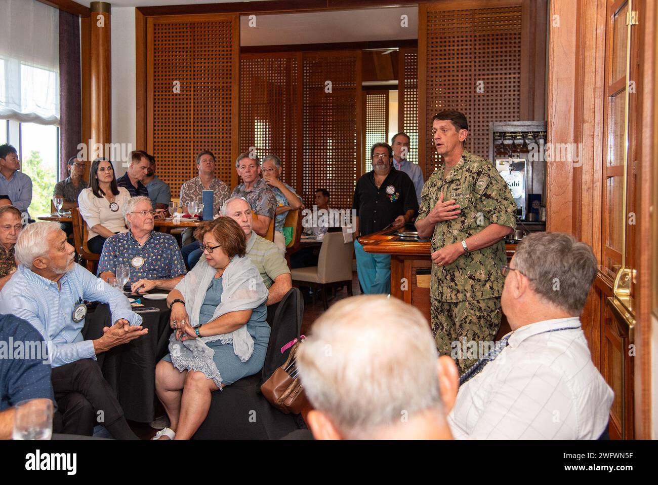 TUMON, Guam (18 gennaio 2024) - Adm. Posteriore Greg Huffman, comandante, Joint Region Marianas, incontra i membri del Rotary Club di Guam all'Hilton Guam Resort & Spa, 18 gennaio. Durante l'incontro, Huffman ha condiviso le sue priorità nella regione, gli aggiornamenti militari e alcune delle sue esperienze nel corso della sua carriera. I Rotariani condivisero i loro pensieri e posero domande all'ammiraglio sul futuro della presenza militare a Guam. Foto Stock