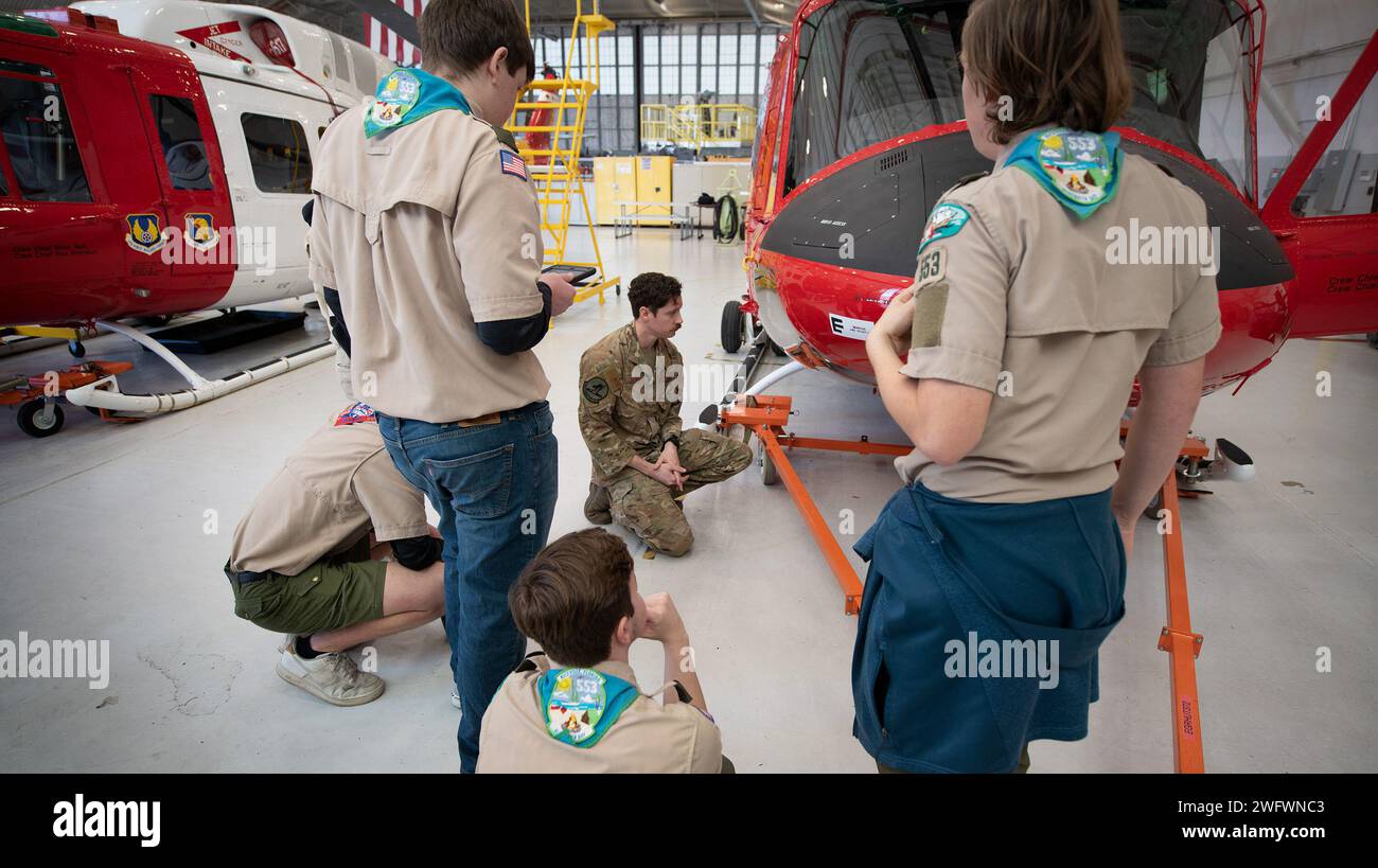 Niceville Scouts BSA Troop 553, radunati intorno all'elicottero UH-1N Huey all'interno del 413th Flight test Squadron a Duke Field, FLA, 4 gennaio 2024. Il 413th FLTS ha lavorato con gli scout per aiutarli a completare un'ispezione pre-volo sull'elicottero Huey per ottenere il loro Aviation Merit Badge. Foto Stock