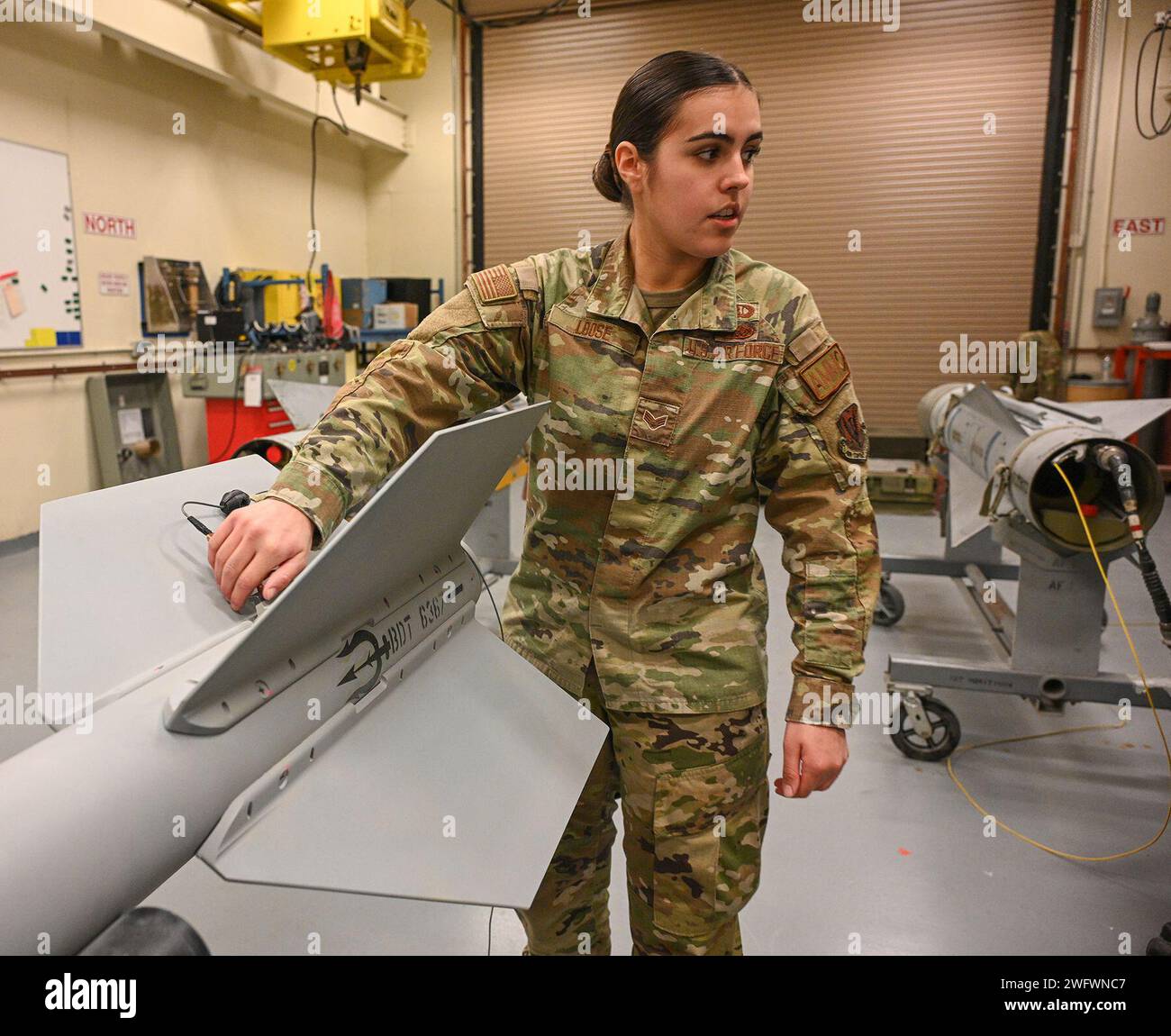 Senior Airman Hannah Loose, uno specialista di sistemi di munizioni con il 127th Maintenance Squadron/Munitions Flight, esegue la manutenzione su una munizione pratica AIM-9 Sidewinder il 3 gennaio 2024 presso la Selfridge Air National Guard base, Michigan. Gli aviatori di munizioni sono un collegamento vitale per la sicurezza e l'efficienza nell'assemblaggio, nello stoccaggio e nella movimentazione delle munizioni per l'addestramento e per le missioni operative. Foto Stock