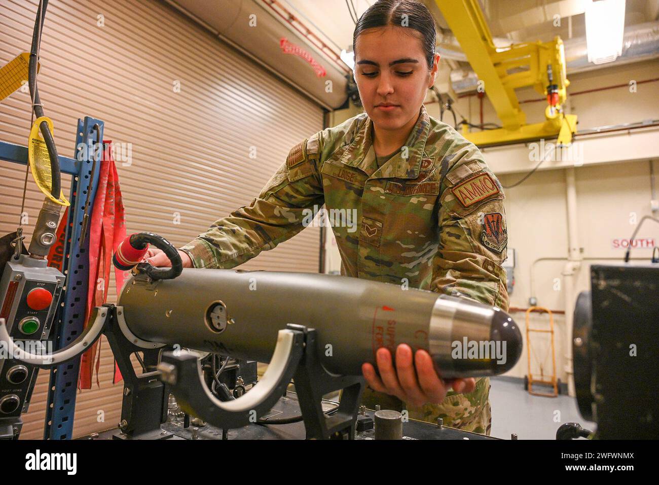 Senior Airman Hannah Loose, specialista di sistemi di munizioni con il 127th Maintenance Squadron, esegue la manutenzione di una munizione pratica AIM-9 Sidewinder 3 gennaio 2024 presso Selfridge Air National Guard base, Michigan. Gli aviatori di munizioni sono un collegamento vitale per la sicurezza e l'efficienza nell'assemblaggio, nello stoccaggio e nella movimentazione delle munizioni per l'addestramento e per le missioni operative. Foto Stock