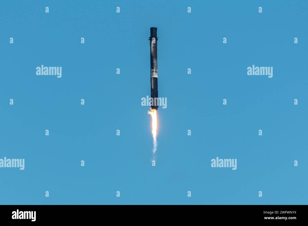 Un booster Falcon 9 atterra alla Launch zone 1 alla Cape Canaveral Space Force Station, Florida, 30 gennaio 2024. Questo fu il decimo volo del booster del primo stadio che supportava questa missione, che in precedenza aveva lanciato Crew-5, GPS III Space Vehicle 06, Inmarsat I6-F2, CRS-28, Intelsat G-37 e quattro missioni Starlink. Foto Stock