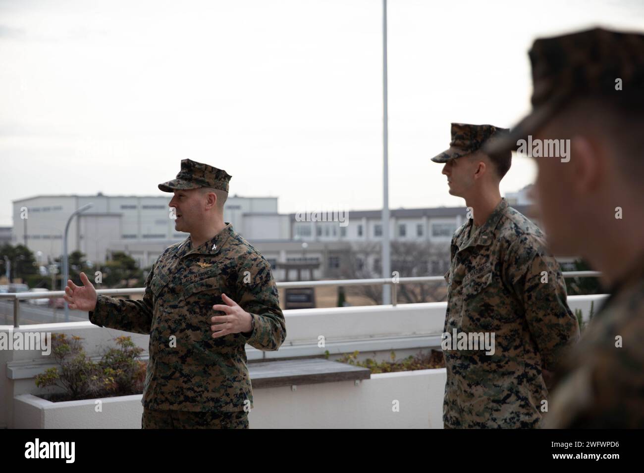 Il colonnello Richard Rusnok, Left, comandante della base aerea dei Marines Iwakuni, parla durante la presentazione del premio Impact Iwakuni nel dicembre 2023 al MCAS Iwakuni, Giappone, 18 gennaio 2024. Il premio Impact Iwakuni viene consegnato mensilmente ai destinatari che hanno un impatto positivo significativo sulla comunità, e Akiko Takemoto ha vinto il premio per aver guidato e coordinato gli sforzi di volontariato e le donazioni per un rifugio per animali locale. Foto Stock