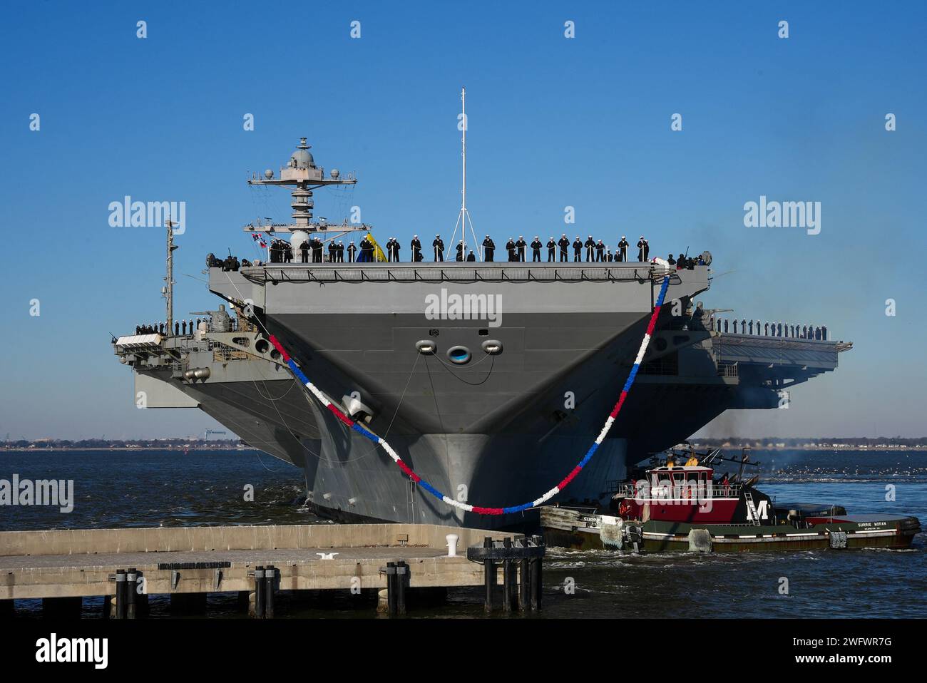 La portaerei della classe Ford USS Gerald R. Ford (CVN 78), insieme allo staff della portaerei Strike Group (CSG) 12, ritorna alla base navale di Norfolk dopo otto mesi di dispiegamento, il 17 gennaio 2024. Il Gerald R. Ford CSG fu schierato nell'area operativa delle forze navali statunitensi in Europa, impiegato dalla US 6th Fleet per difendere gli interessi degli Stati Uniti, alleati e partner. Foto Stock