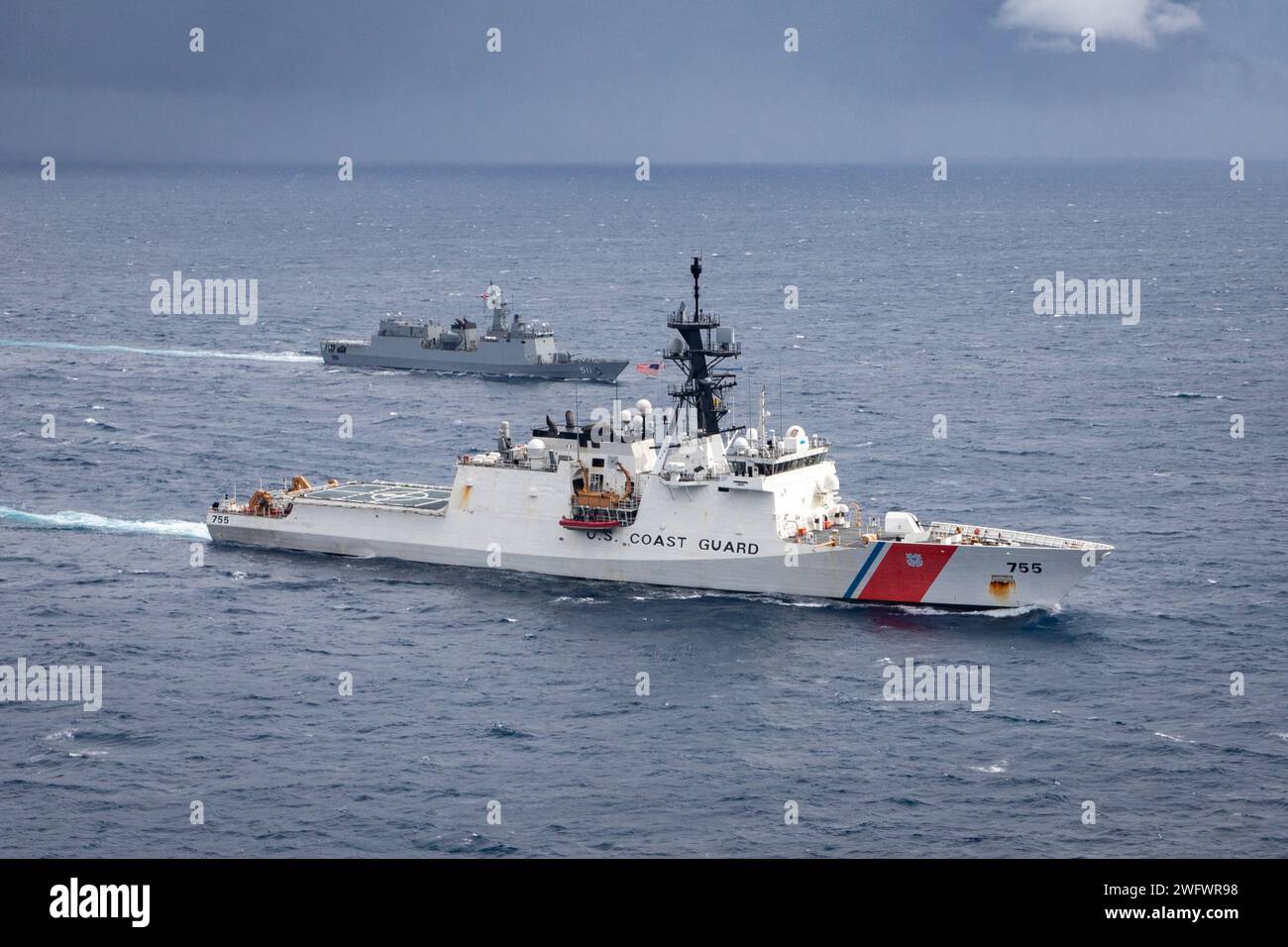 NotReleased U.S. Coast Guard Cutter Munro (WMSL 755) è in formazione con la nave della Royal Thai Navy HTMS Pattani (511) durante un impegno in mare con il Thailand Maritime Enforcement Command Center il 1 settembre 2023, nel Mar Cinese meridionale. Munro è schierato nell'Indo-Pacifico per promuovere le relazioni con le nazioni alleate e partner per costruire una regione più stabile, libera, aperta e resiliente con accesso illimitato e legittimo ai comuni marittimi. Foto Stock