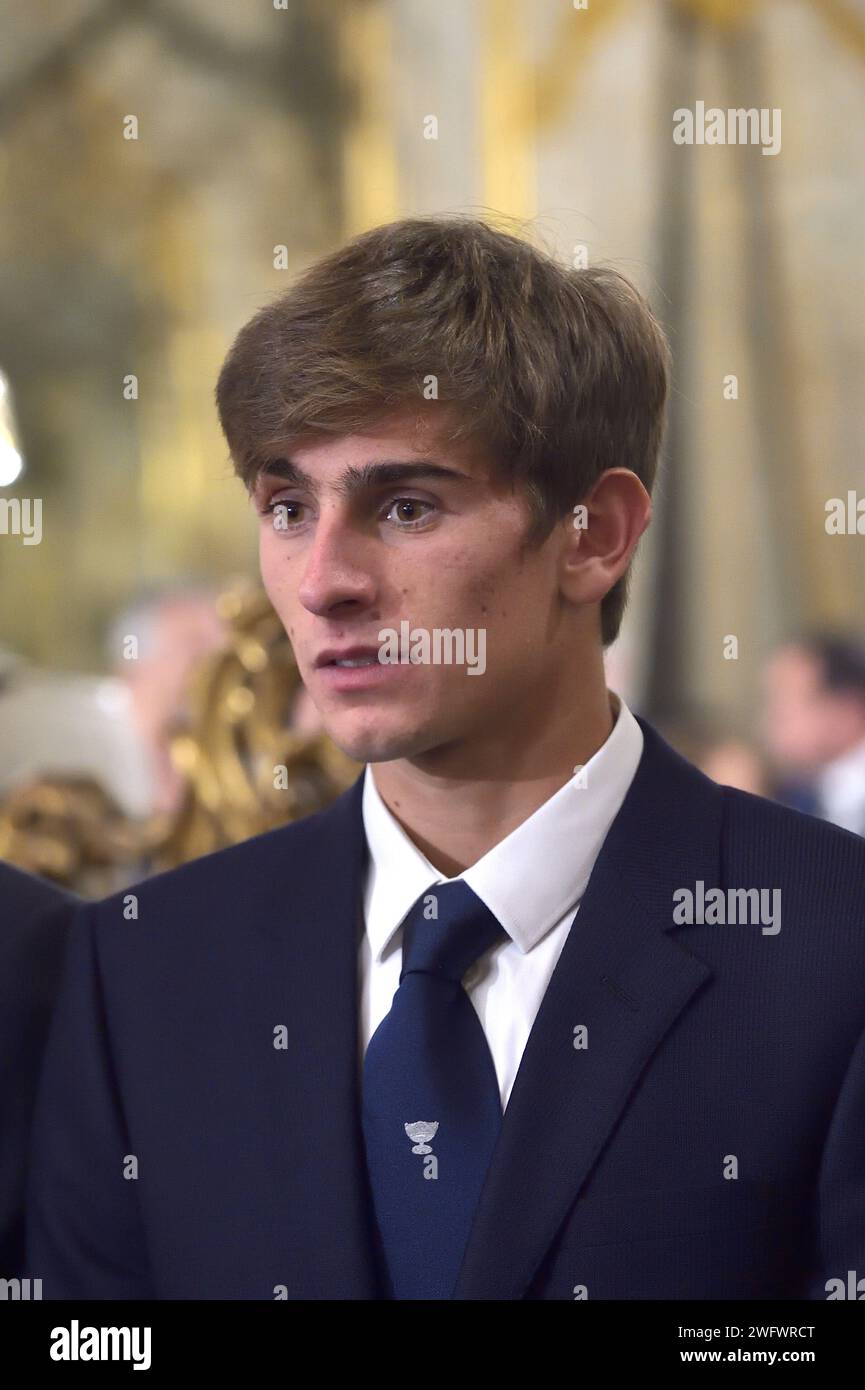 Matteo Arnaldi.il presidente italiano Sergio Mattarella, giusto, stringe la mano al giocatore Jannik Sinner mentre incontra la squadra vincitrice della Coppa Davis 2023, nel Palazzo Presidenziale del Quirinale di Roma, giovedì 1 febbraio 2024. Foto Stock