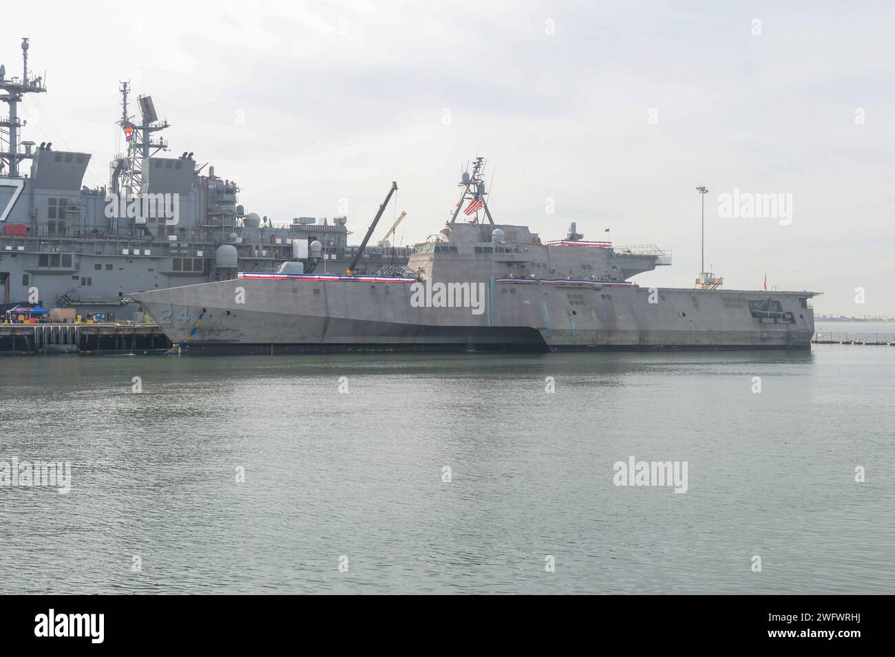 SAN DIEGO – la nave da combattimento litorale variante dell'indipendenza USS Oakland (LCS 24) arrivò al suo home port di San Diego il 19 gennaio, dopo un dispiegamento di diciotto mesi. Oakland è un combattente di superficie veloce, con equipaggio ottimale e su misura per la missione che opera in ambienti vicini alla costa e in mare aperto, vincendo contro le minacce costiere del XXI secolo. Gli LCSs come Oakland si integrano con squadre congiunte, combinate, con equipaggio e senza equipaggio per supportare la presenza avanzata, la sicurezza marittima, il controllo del mare e le missioni di deterrenza in tutto il mondo. Foto Stock