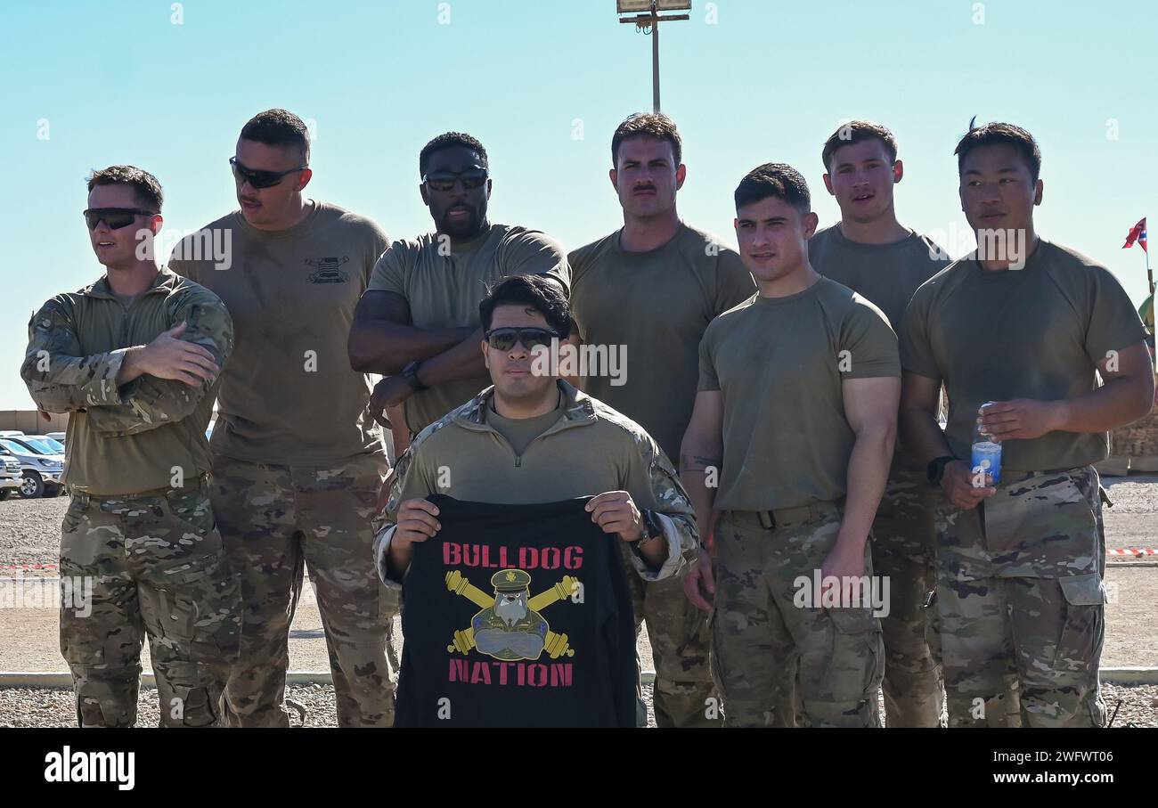 La squadra statunitense di B Battery, 2nd Battalion, 15th Field Artillery Regiment, in rappresentanza della Task Force Redleg, si assicura il terzo posto nelle partite dei Viking alla base aerea di al Asad, Iraq, il 12 gennaio 2024. Il team Viking ha conquistato il primo posto assoluto, con la squadra polacca che si è classificata seconda. Foto Stock
