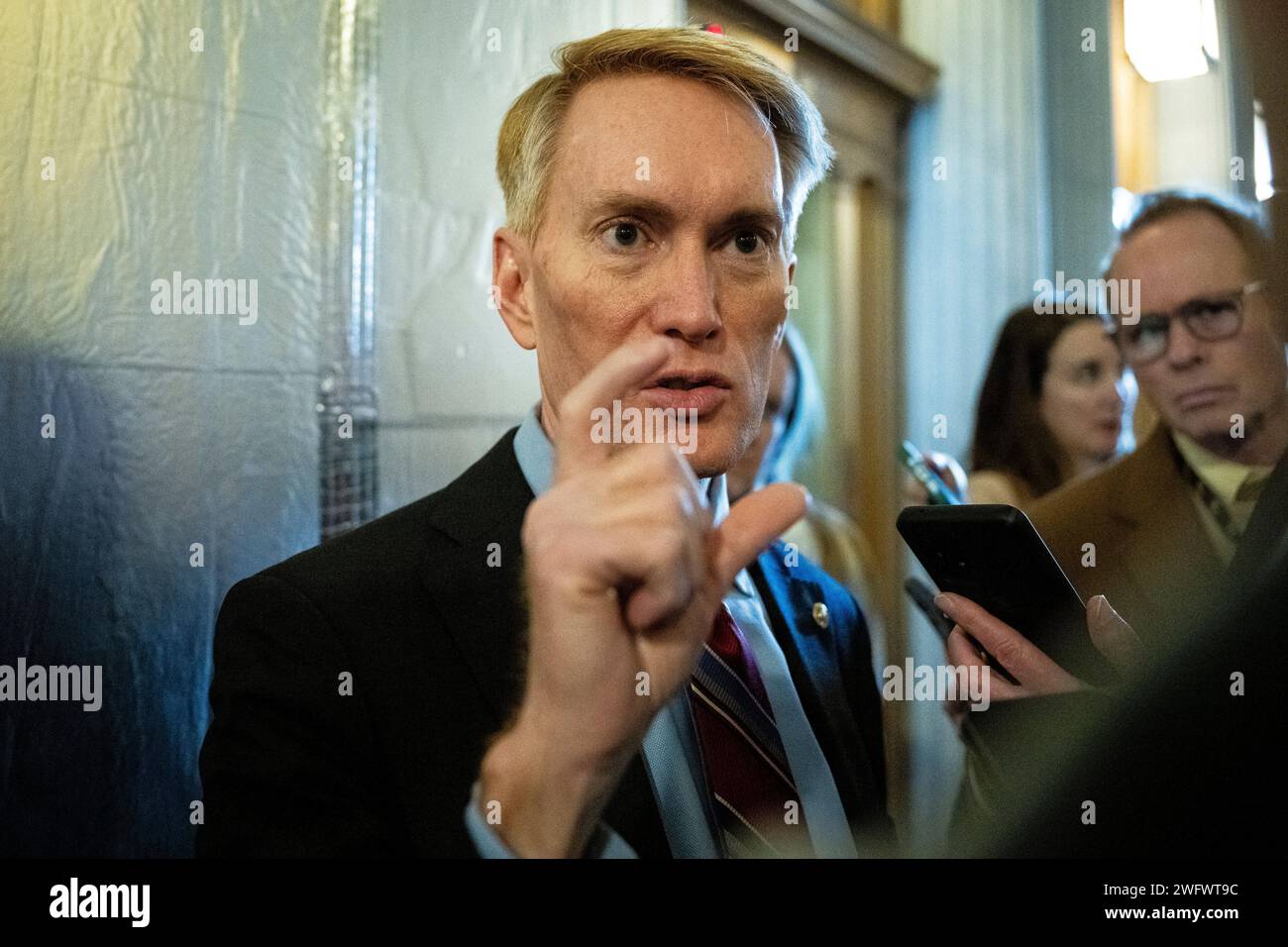 Washington, USA. 1 febbraio 2024. Il senatore James Lankford (R-OK) parla ai media durante una votazione al Senato, al Campidoglio degli Stati Uniti, a Washington, DC, giovedì 1 febbraio, 2024. (Graeme Sloan/Sipa USA) credito: SIPA USA/Alamy Live News Foto Stock