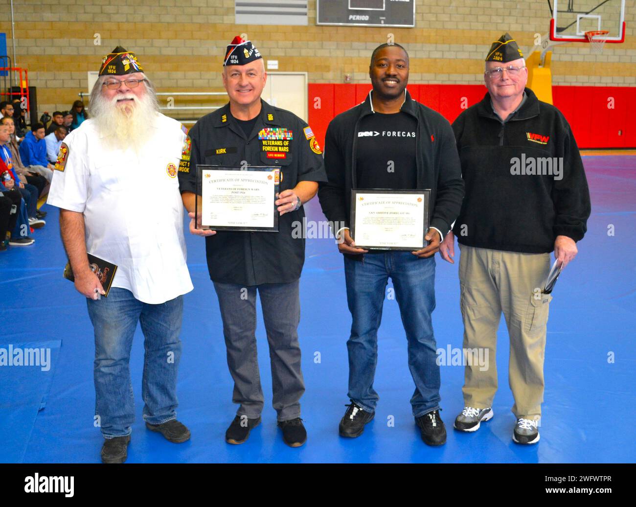 Il capitano Jonathan Edwards, Charlie Company, comandante del 98th Signal Battalion, e il 1SG Dae min, Charlie Co., 98th Sig bn primo sergente, si unirono ai loro soldati alla Paige Field House a Camp Pendleton il 6 gennaio 2024, per condurre una cerimonia di spiegamento con le famiglie che venivano a sostenere i loro soldati. Lo staff Sgt. Andre Seville, controllore finanziario della GKN Additive, e Tim Kirk, comandante del Veterans of Foreign Wars Post 1924, sono stati riconosciuti con lettere di apprezzamento. In base a un ordine esecutivo presidenziale, Charlie Company, 98th Expeditionary Signal Battalion, fu ordinato a fede Foto Stock