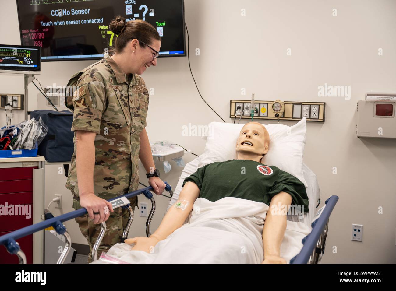 Il colonnello Lauren A. Courchaine, comandante del 37th Training Wing, visita il centro di istruzione e addestramento presso il 366th Medical Group presso Mountain Home Air Force base, Idaho, 10 gennaio 2024. Il Commander in Chief's Annual Award for Installation Excellence riconosce gli sforzi eccezionali e innovativi delle persone che operano e mantengono l'installazione militare negli Stati Uniti. Foto Stock