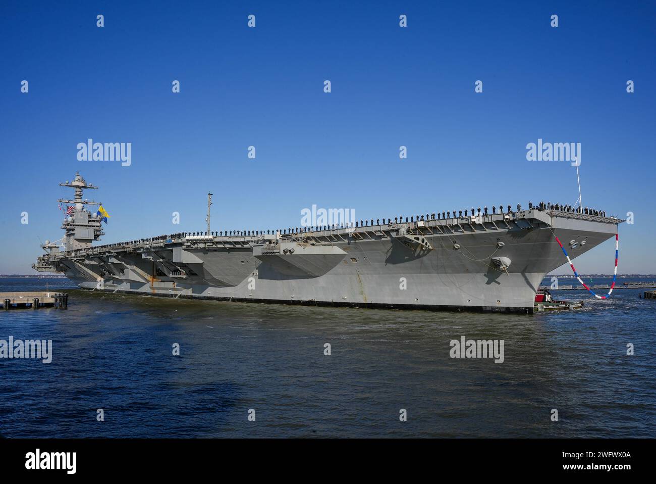 La portaerei della classe Ford USS Gerald R. Ford (CVN 78), insieme allo staff della portaerei Strike Group (CSG) 12, ritorna alla base navale di Norfolk dopo otto mesi di dispiegamento, il 17 gennaio 2024. Il Gerald R. Ford CSG fu schierato nell'area operativa delle forze navali statunitensi in Europa, impiegato dalla US 6th Fleet per difendere gli interessi degli Stati Uniti, alleati e partner. Foto Stock