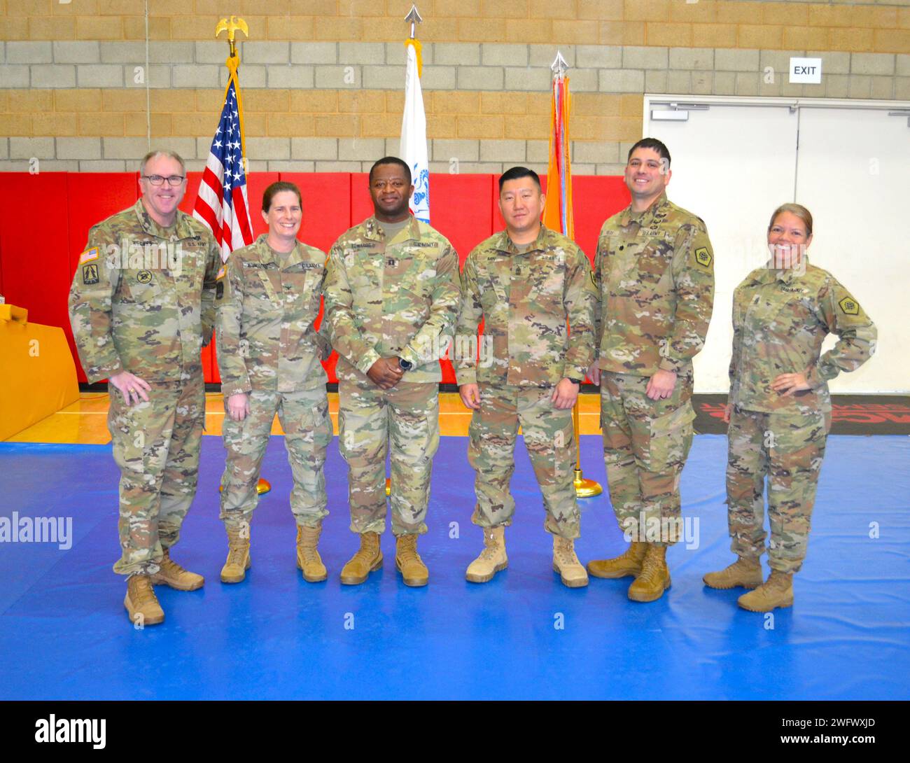 Il capitano Jonathan Edwards, Charlie Company, comandante del 98th Signal Battalion, e il 1SG Dae min, Charlie Co., 98th Sig bn primo sergente, si unirono ai loro soldati alla Paige Field House a Camp Pendleton il 6 gennaio 2024, per condurre una cerimonia di spiegamento con le famiglie che venivano a sostenere i loro soldati. In base a un ordine esecutivo presidenziale, alla Charlie Company, 98th Expeditionary Signal Battalion, fu ordinato di svolgere un servizio attivo federale a sostegno dell'operazione Inherent Resolve, inviandoli in Medio Oriente. Col. (P) Marlene Markotan, 335th Signal Command vice comandante, col. Patrick Hughes, 505th S Foto Stock