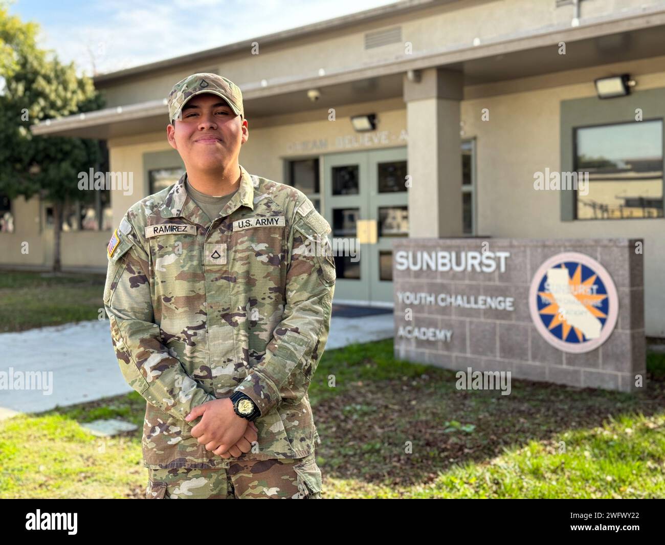Ernesto Ramirez, meccanico di veicoli gommati in servizio attivo di stanza in Colorado, visita la Sunburst Youth Academy, 14 gennaio 2024, presso la Joint Forces Training base, Los Alamitos, California. Ramirez si è laureato presso il plotone Wolfpack classe 30 dell'accademia nel 2022. Sunburst è un National Guard Youth Challenge Program gestito in collaborazione tra il Dipartimento dell'istruzione della contea di Orange e la Task Force Torch Youth and Community Programs directorate della Guardia Nazionale della California. L'accademia si concentra sul recupero del credito delle scuole superiori per gli adolescenti della California meridionale, di età compresa tra i 15,5 e i 18 anni, mentre al Foto Stock