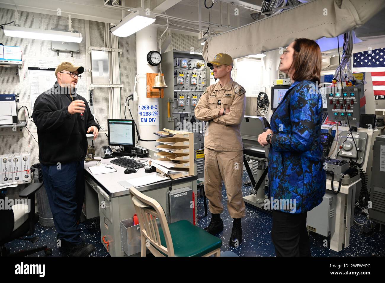 240129-N-DB801-1132 NAVAL STATION MAYPORT, Flag. (29 gennaio 2024) – gas turbine Systems Technician 1st Class David Hancock, a sinistra, spiega la funzione della stazione di controllo componente (CCS) all'ambasciatore Heide Fulton, a destra, a bordo del Arleigh-Burke Class Destroyer USS Thomas Hudner (DDG 116) mentre era in tour con la nave alla Naval Station Mayport, il 29 gennaio 2024. Fulton è ambasciatore degli Stati Uniti nella Repubblica Orientale dell'Uruguay. U.S. Naval Forces Southern Command/U.S. 4th Fleet è il partner marittimo di fiducia per le forze marittime dei Caraibi, dell'America centrale e del Sud che portano a una maggiore unità, Foto Stock