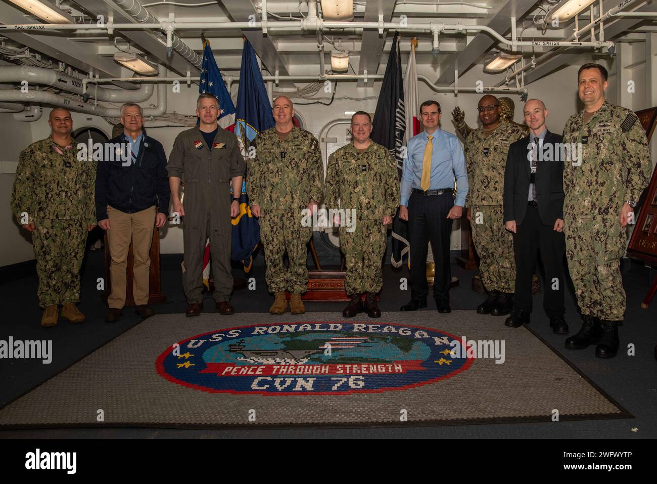 230122-N-OE145-1027 YOKOSUKA, Giappone (22 gennaio 2023) da sinistra, Capitano Harry Evans, ufficiale esecutivo dell'unica portaerei schierata in avanti della Marina degli Stati Uniti, USS Ronald Reagan (CVN 76), Chris Overton, responsabile di programma per Surface Ship Nuclear Propulsion, Rear Adm. Pat Hannifin, comandante, Task Force 70, Adm. Bill Houston, direttore, reattori navali, capitano Daryle Cardone, comandante di Ronald Reagan, Dr. Matthew Napoli, direttore esecutivo degli affari esteri e pubblici, capitano Christopher Carter, assistente speciale per le operazioni della flotta, James Waldrep, Rappresentante dei reattori navali, Yokosuka, Foto Stock