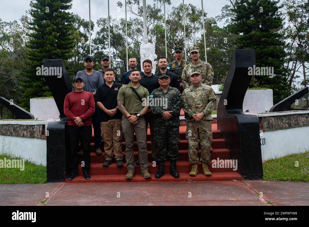 I membri della Joint Task Force-Bravo e dell'Ambasciata degli Stati Uniti in Honduras posano per una foto con la leadership militare honduregno a Zambrano Range, Honduras, 17 gennaio 2024. Gli ingegneri J-7 e un membro dell'unità affari civili hanno realizzato un'indagine sui droni con un eBee Tactical Survey Drone sulla gamma, fornendo una vista aerea sia per le missioni JTF-Bravo sia per la gamma di artiglieria honduregno. Foto Stock