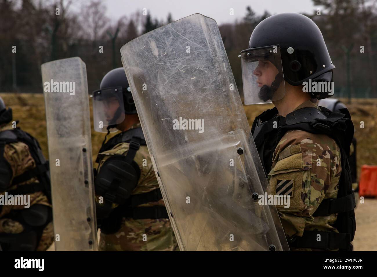 I soldati statunitensi assegnati alla 48th Infantry Brigade Combat Team (IBCT), Georgia Army National Guard (GA ARNG), si preparano per l'addestramento al controllo della folla durante il Kosovo Forces 33 nella Hohenfels Training area, Germania, 31 gennaio 2024. KFOR 33 è un evento di formazione multinazionale condotto per preparare il 48° IBCT (GA ARNG) per il loro dispiegamento al comando regionale del Kosovo Est. Foto Stock