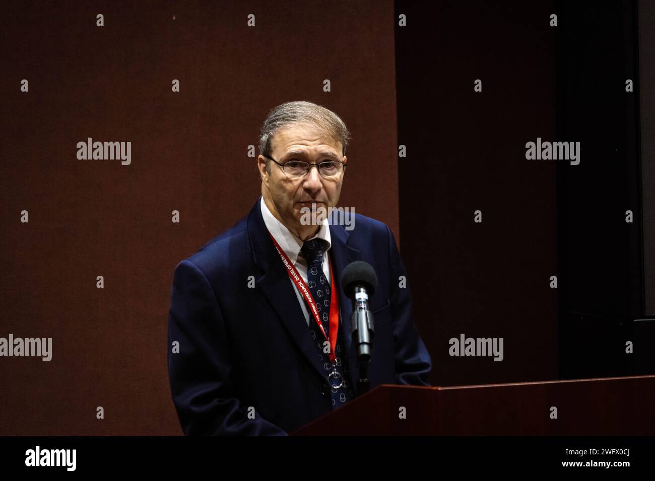 Il Value Engineering Manager Tom Reynolds riconosce le persone che hanno collaborato per migliorare la vita dei soldati attraverso progetti che utilizzano l'ingegneria del valore o finanziati attraverso il programma di investimento Army Working Capital Fund. Foto Stock