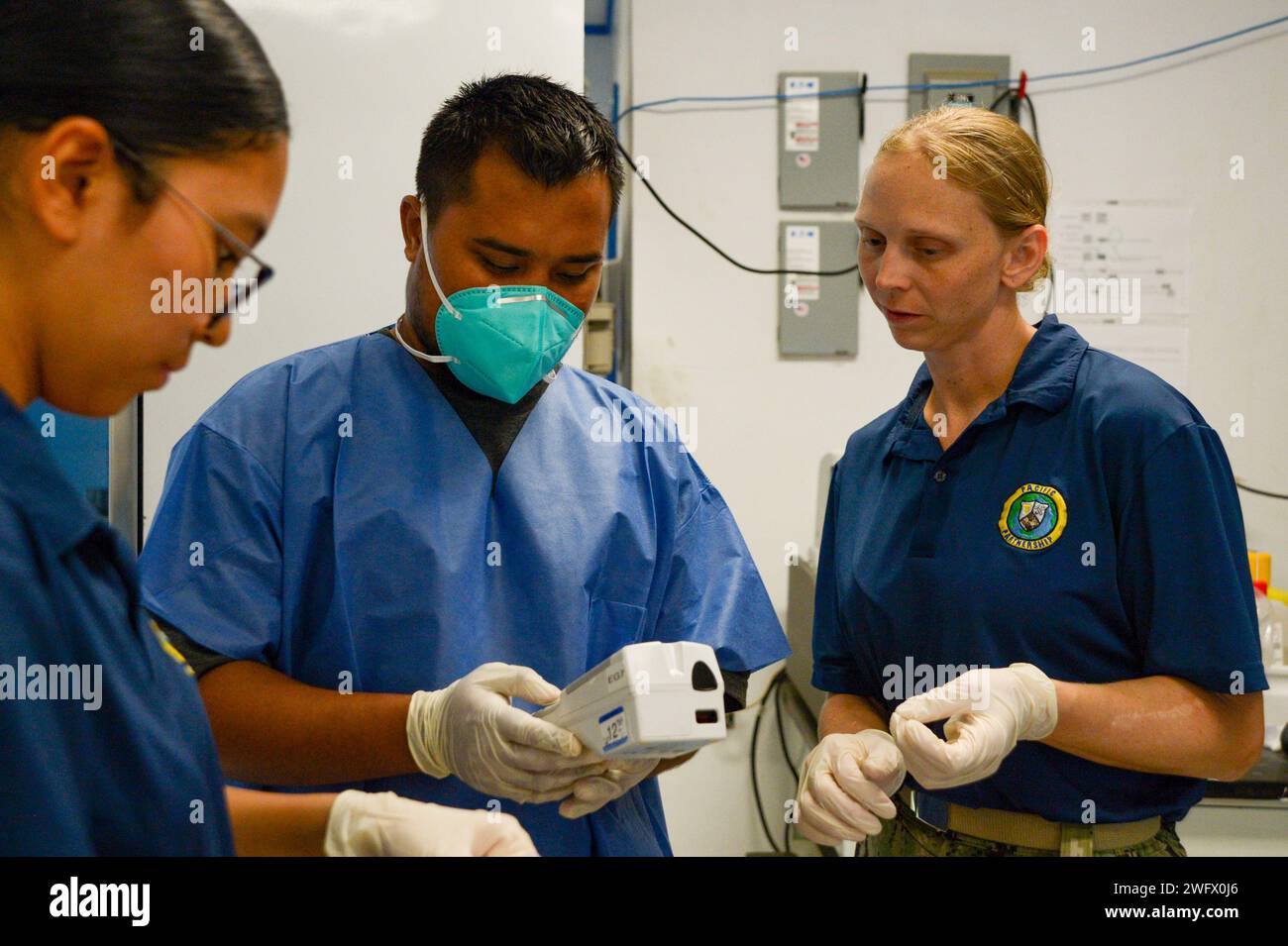 Il tenente della Marina degli Stati Uniti j.g. Ginger Myers, di Phoenix, giusto, insegna a un tecnico locale di laboratorio medico micronesiano come utilizzare un analizzatore di sangue portatile i-STAT presso il Chuuk State Hospital di Chuuk, Stati Federati di Micronesia, come parte della Pacific Partnership 2024-1, 16 gennaio 2024. Pacific Partnership, ora alla sua diciannovesima edizione, è la più grande missione multinazionale di assistenza umanitaria e di preparazione ai soccorsi in caso di catastrofi condotta nell'Indo-Pacifico e lavora per migliorare l'interoperabilità regionale e le capacità di risposta alle catastrofi, aumentare la stabilità della sicurezza nella regione e promuovere nuove e en Foto Stock