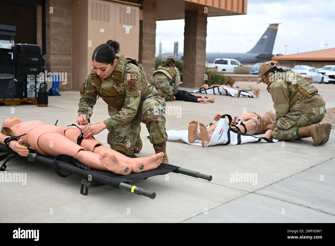 I membri del 161st Medical Group conducono l'addestramento tourniquet presso la Goldwater Air National Guard base, 8 gennaio 2024. Una corretta applicazione del laccio emostatico può essere la differenza tra la vita e la morte. Foto Stock