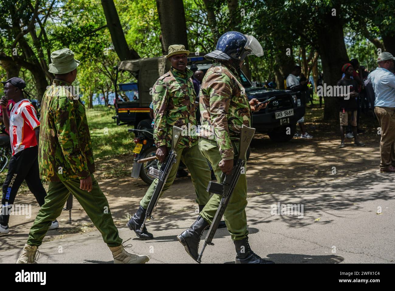 Nakuru, Kenya. 1 febbraio 2024. Gli agenti di polizia armati sono visti camminare in una terra contesa a Nakuru cercando di mantenere la legge e l'ordine. Credito: SOPA Images Limited/Alamy Live News Foto Stock